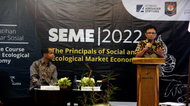 Program Pelatihan Ekonomi Pasar Sosial 7-11 Agustus 2002 di Mandalika, Lombok, NTB.